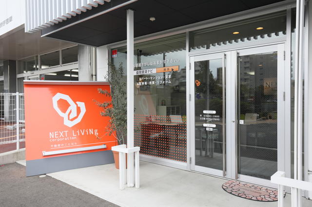 店舗外観です。開運橋のたもと３F建てのビル１F