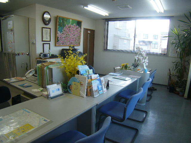 当社店内。全員が生まれも育ちも仙台市太白区！のスタッフが真心対応します