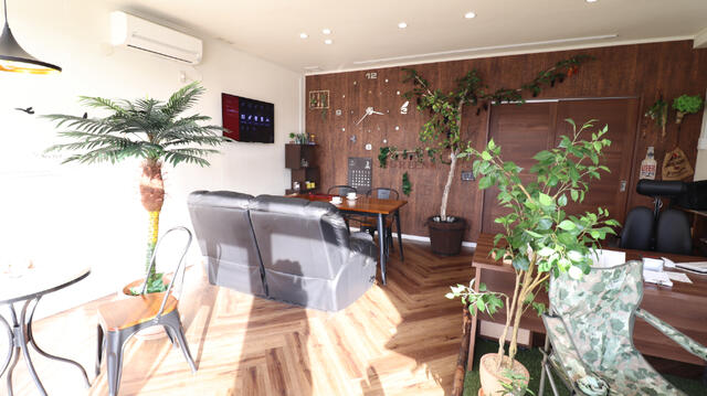 グリーンをとりいれていらしてくれた方が癒される空間でお出迎えしています。