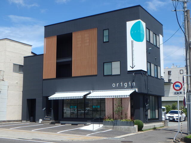 自社店舗兼事務所です。国道49号線沿いにあります。