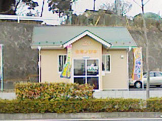 周辺は果樹畑です。時々、農家の方々が桃やりんごを差し入れてくれます。