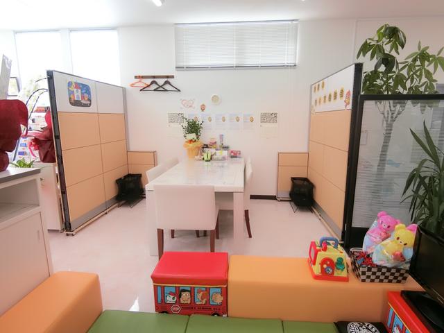 明るい店内にはキッズスペースやオムツ交換台もございます。