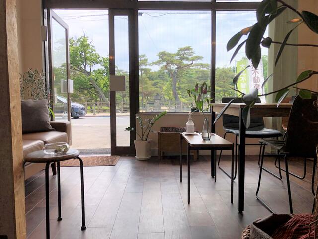 ガラス越しには麓山公園の噴水が見えます。