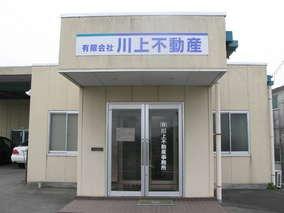 事務所外観　駐車スペースも十分あります