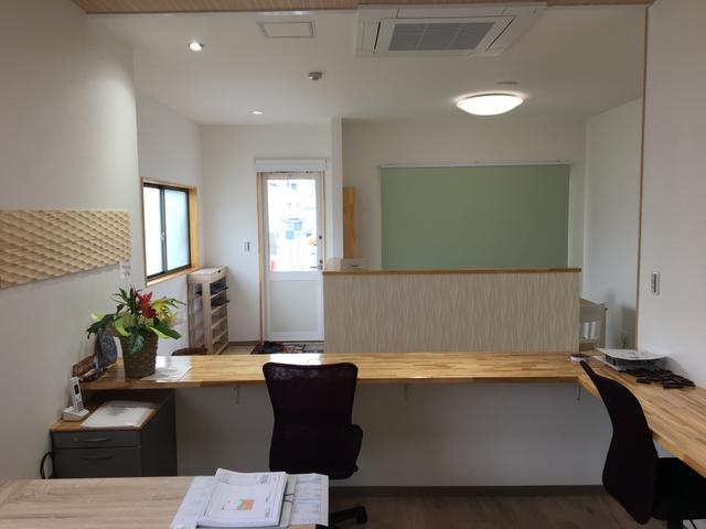 当社事務所内観。カウンターや商談コーナーを用意しています。