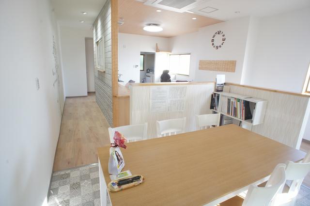 明るい内観の店です。お気軽にお立ちより下さい。