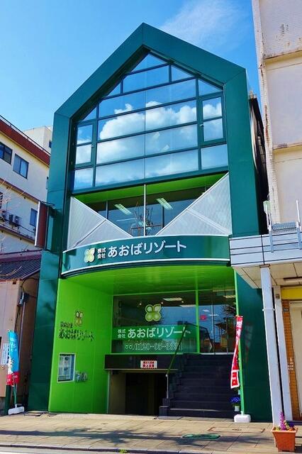 伊東駅より徒歩１分。お気軽にご来店ください。