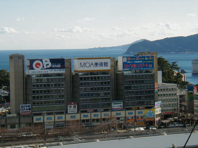 熱海駅前、第一ビル９階に事務所がございます。