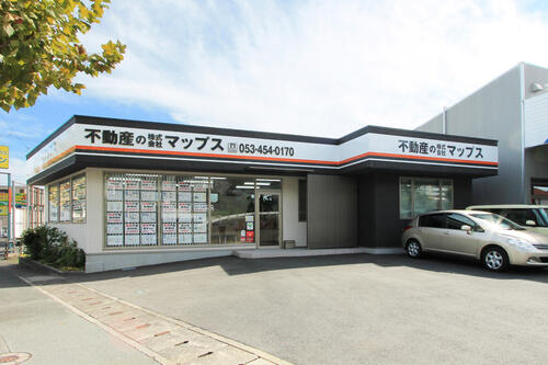 店舗外観写真：建物前にはお客様駐車場のご用意がございます。