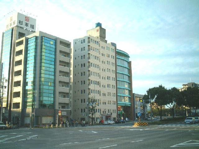 事務所外観写真（真ん中の白い建物です）