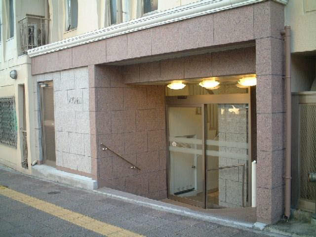 事務所が存するマンションの入り口です。