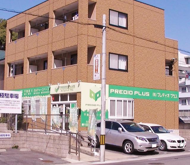 「家」と「鉛筆」をモチーフにしたロゴと、緑色の看板が目印です。