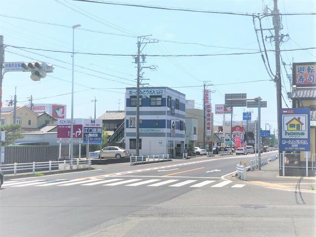 「扶桑町役場西」交差点角にある青い建物です