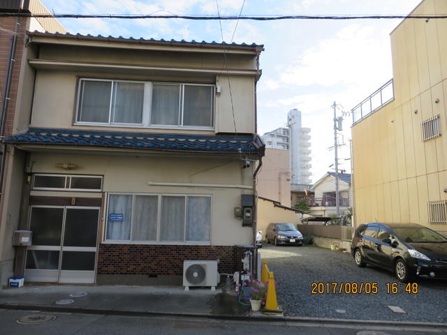 借家・アパート・土地建物売買。向かって右側が駐車場です。