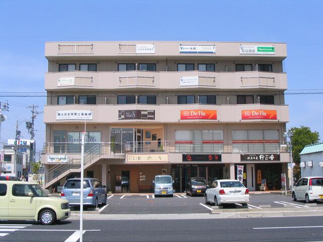 鈴鹿市役所の北側、北栄ビル3階の308号室です。