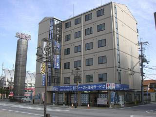 県道2号線沿いのプレミール(自社ビル)の1F部分となります。