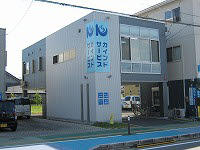 ＪＲ南草津駅より県道沿いに西へ約４８０ｍ。ライトブルーの看板が目印。