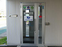 「リカマン」と「トヨペット」の間です。向いにはクリーニング店。