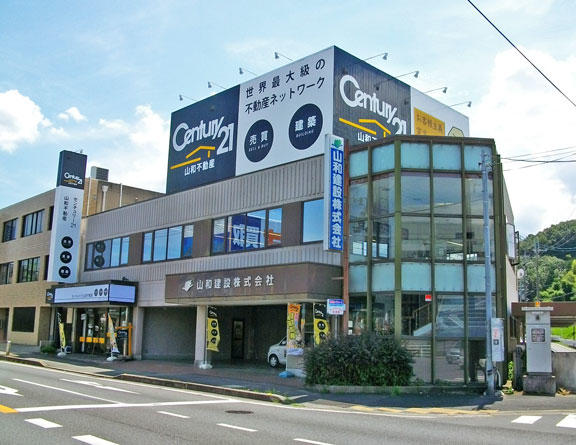駐車場完備！国道9号線と店舗横南側道路、どちらからでも進入できます♪
