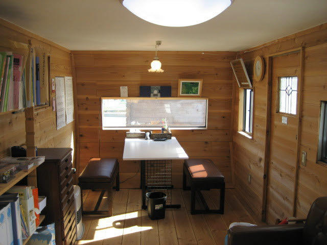 地元の北山杉板を張った素朴な事務所です。