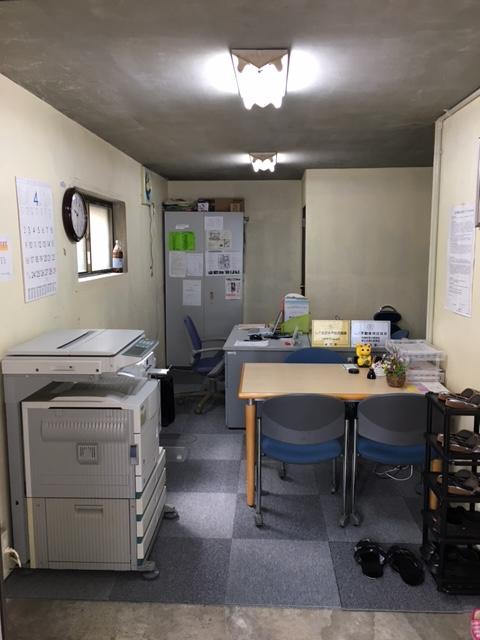 1F事務所店舗は常時軽快なＦＭラジオが流れています。