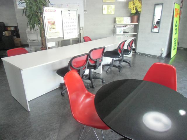 店内の写真です。カフェのような店内で、おくつろぎくださいませ。