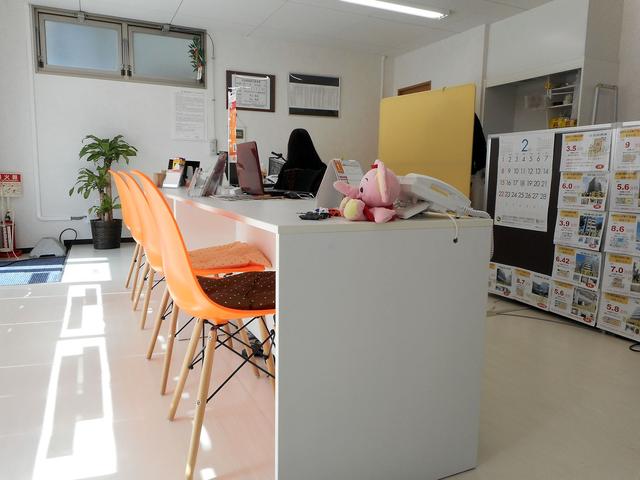 明るい店内です。ゆったりとご相談いただけます。