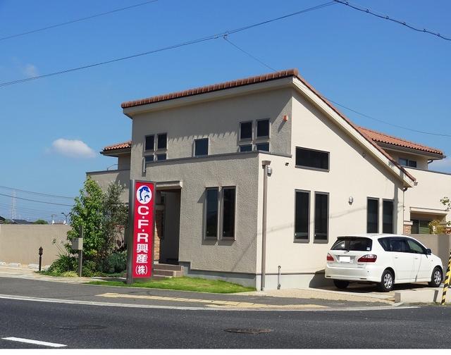 「青葉はつが野」小学校近く、「くすのき公園」前に位置しています。