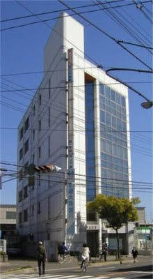 このビルの6Fが当社です