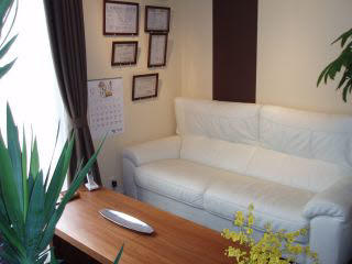 事務所の中です。ゆっくりとご相談頂ける様、落ち着いた空間造りを心がけました。