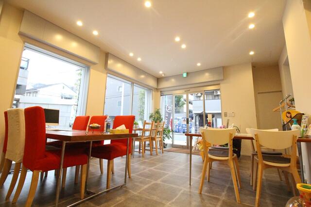 店内は明るく開放的です。