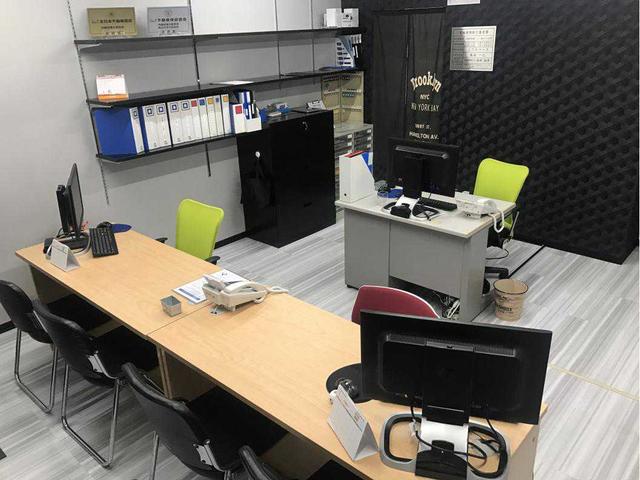 店内の様子！リブスペースの店内です！毎日床もピカピカに磨いております。