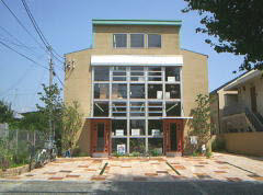 本社建物　（建物前は専用駐車場です）