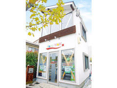 商大筋の通りに面した、ガラス張りの社屋。気軽に入って頂けるようなデザインです。