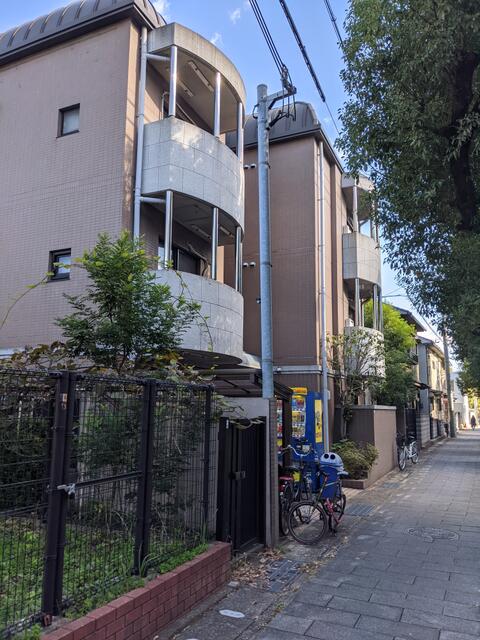 西宮戎神社手前の国道43号線北側側道を西がwから入ってすぐのマンション1階です