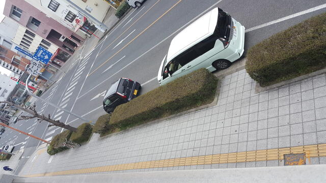 当不動産事務所のある元町東ビルの南側道路側道（東行き一方通行）に駐車できます。