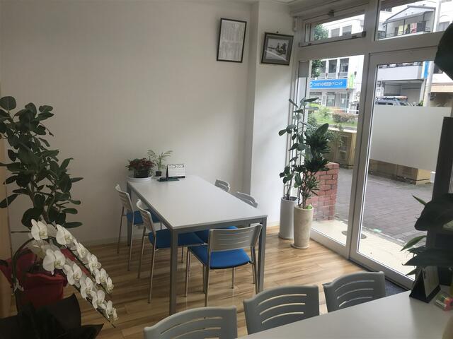 白と青色で統一された清潔な店内