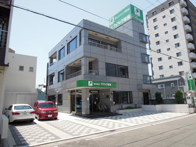 事務所外観、お客様駐車場完備しております。