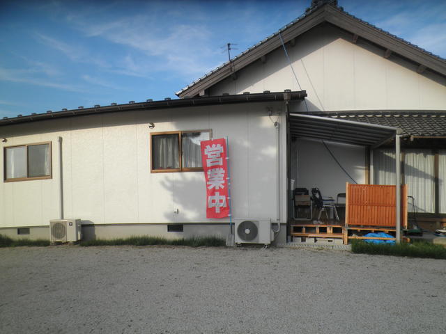 事務所を西から見たところ、くつろぎながら物件を調べてください。