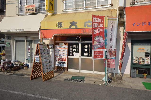 法界院駅徒歩1分に位置します。