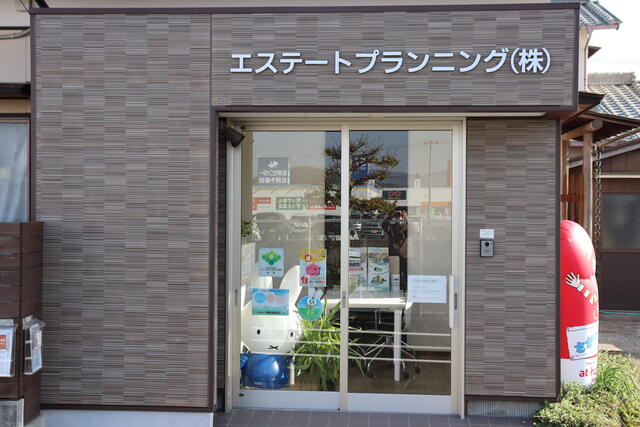 明るい事務所です。お気軽にお立ち寄り下さい。