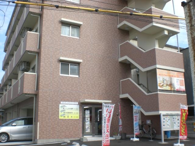 マンション1階が店舗です。バス停「三炭町入口」目の前！