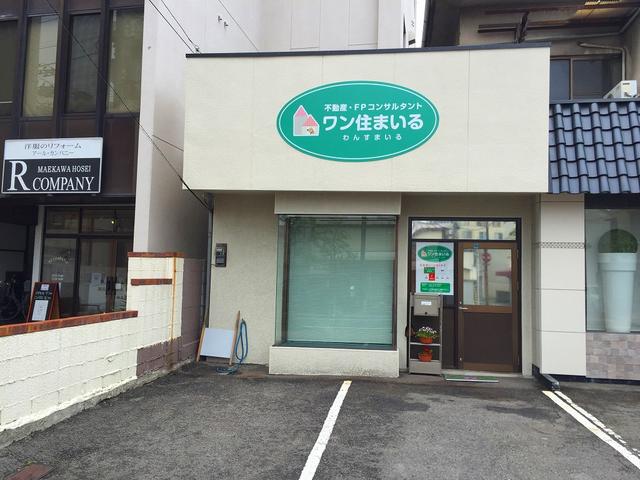 会社外観　駐車場は２台あります。（左から２、３台目）