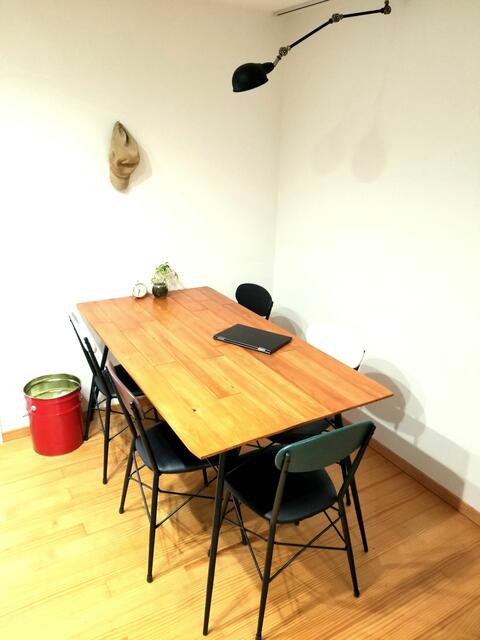 打ち合わせはこのテーブルです。バス　トイレ　エアコン完備です。(笑)