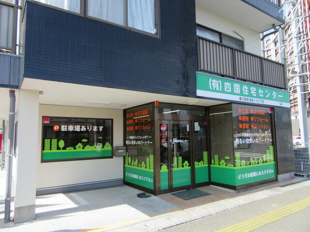 お客様駐車場は西側屋根下1台と美容室西側5台あります。