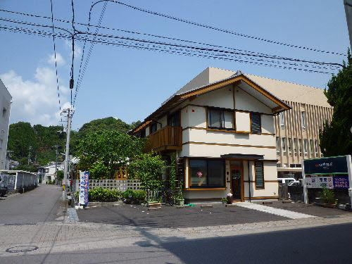 専用駐車場有り（NTTビルの北側）