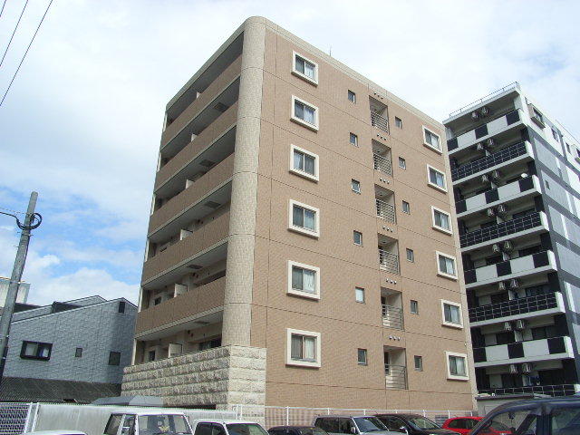 事務所はこの建物の1階（101号）です。