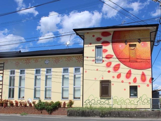 太陽のサンサン君と一緒にご来店をお待ちしております。