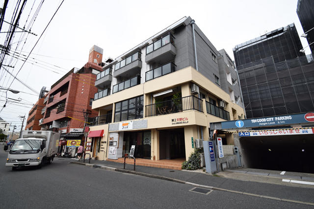 福岡医療専門学校正門前。事前ご予約いただければ駅・ご宿泊先へのお迎え承ります。