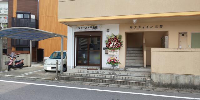 ビートスイミングさんの道向かい。隣に駐車場完備の明るい店舗です。